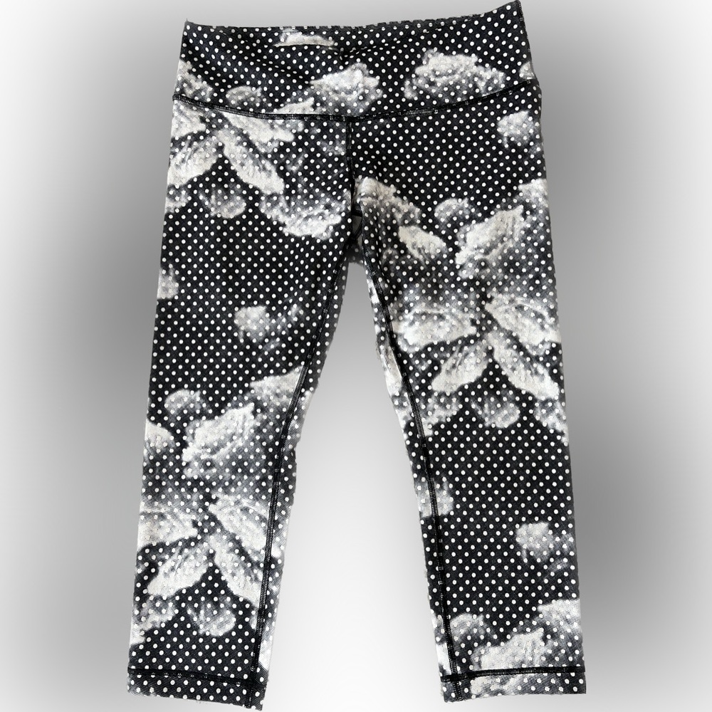 EUC Floral Polka Dot Black & White Lululemon Wunder Under Crops Size 10